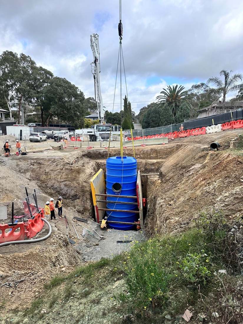 Pump station tank installation